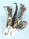 Pipes, 3 pièces – têtes en porcelaine avec motifs colorés, couvercles en métal, tuyaux en bois, embouts en corne, L= 22-25 cm, début 20e s. ;