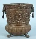 Jardinière – cuivre, sur 3 pieds griffus, décor richement ciselé avec plantes et mascarons de style Renaissance, corps balustre avec…