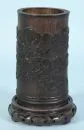 Penseelpot – hout, donker gebeitst, rondom gesneden landschapsmotief, cilindervormig lichaam, h= 18 cm, China, met houten standaard;