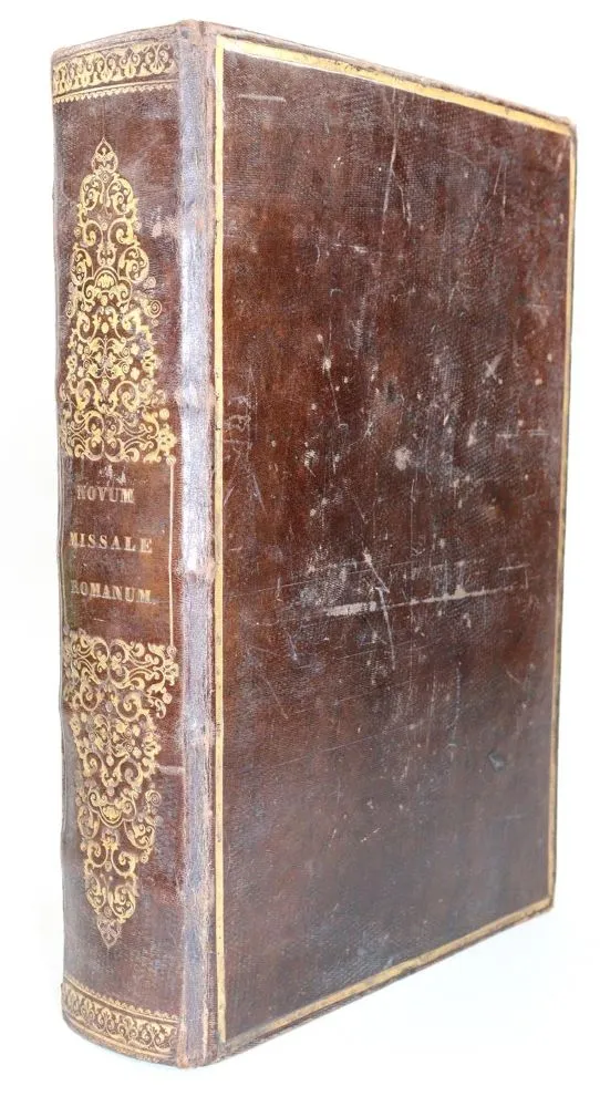 Buch-Attrappe. – Brauner Leder-Einband des 18