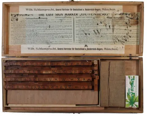 Czcionki drukarskie. – Pudełko z czcionkami drukarskimi The Easy Sign Marker Gutenberg, urządzenie do samodzielnego druku Wilhelma Schlumprechta, M