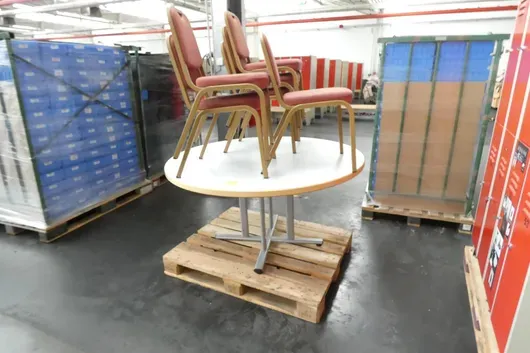 Table visiteurs avec 6 chaises visiteurs, avec palette
