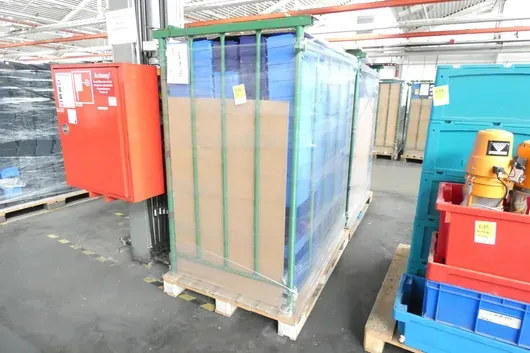 Lot of storage boxes, with 1 storage rail