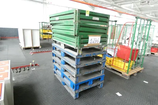 Partij stalen pallet met opzetstukken