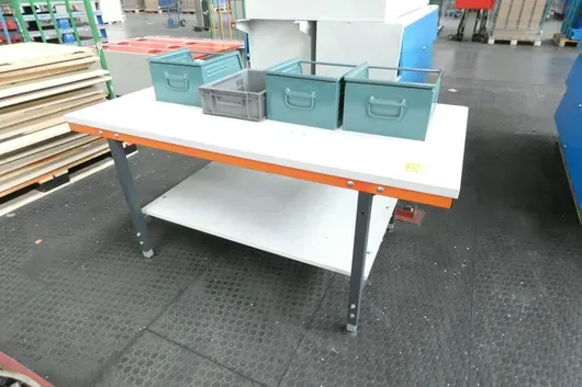Table de travail avec contenu