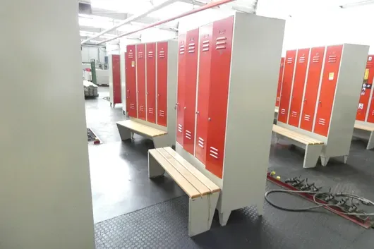 Spindschrank mit Sitzbank