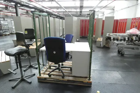 Arbeitstisch mit Stuhl, mit Lagerrunge