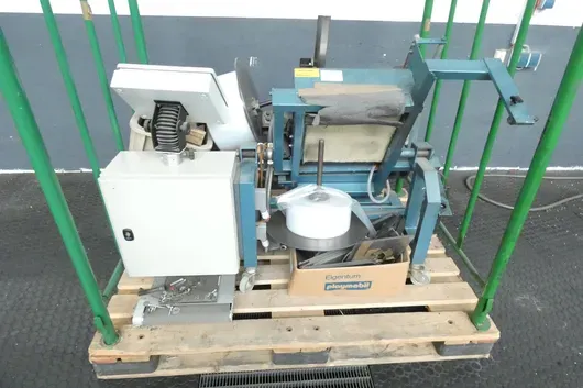 Form-fill-seal packaging machine, with storage rack