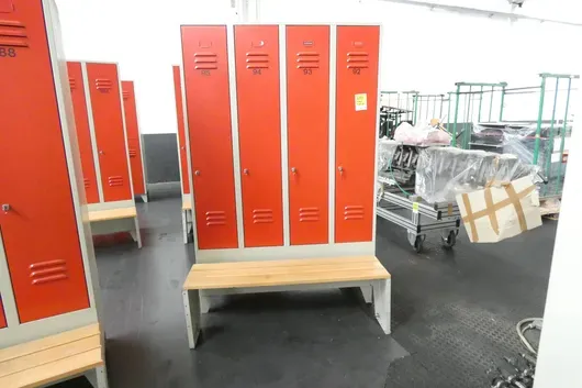Spindschrank mit Bank