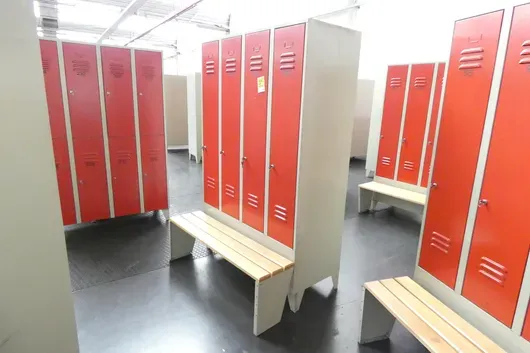 Spindschrank mit Bank