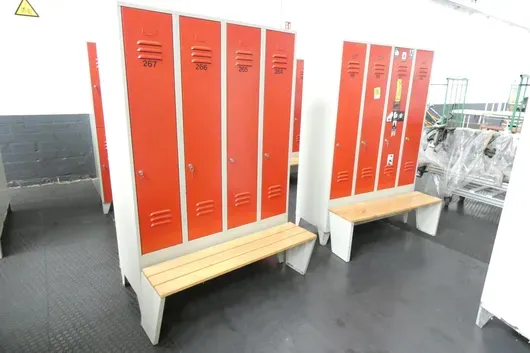2x Spindschrank mit Bank