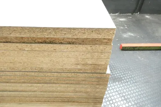 Partij houtachtige platen, met pallet