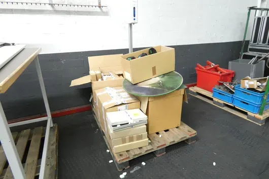 Konvolut Industriebedarf, mit Palette