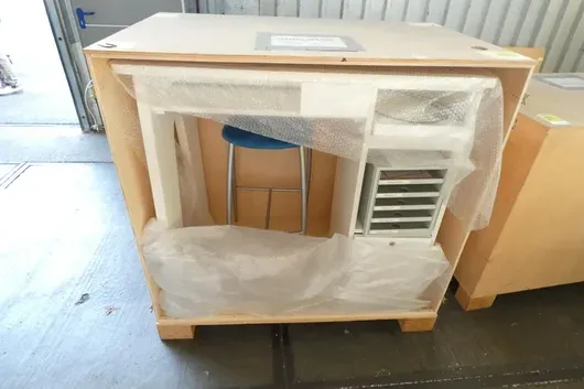 Messestandequipment, mit Transportbox