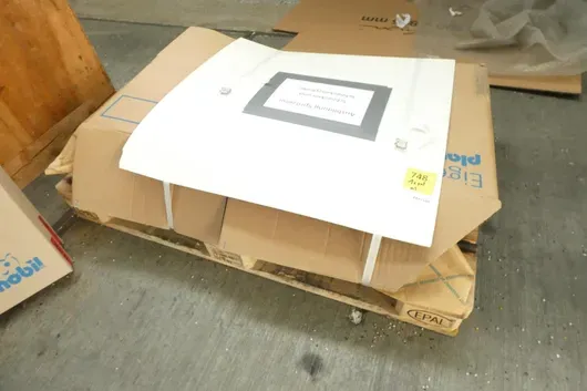 Partij industriële benodigdheden, met pallet