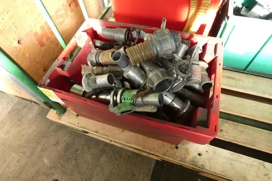 Partij industriële benodigdheden, met kist