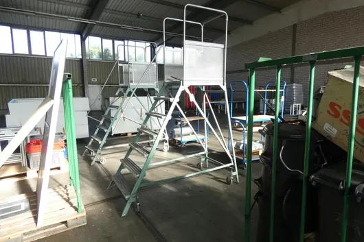 Échelle à plateforme SCHLEYER