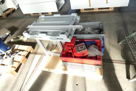 Partij industriële benodigdheden, met pallet