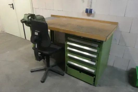 Workbench with vise and work chair