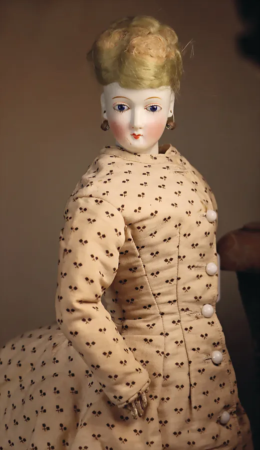 Élégante tête en porcelaine biscuit sur plaque de poitrine