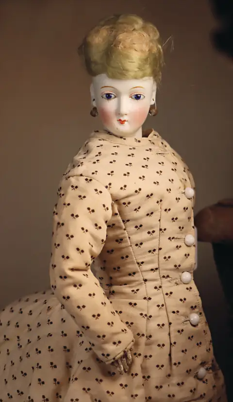 Élégante tête en porcelaine biscuit sur plaque de poitrine