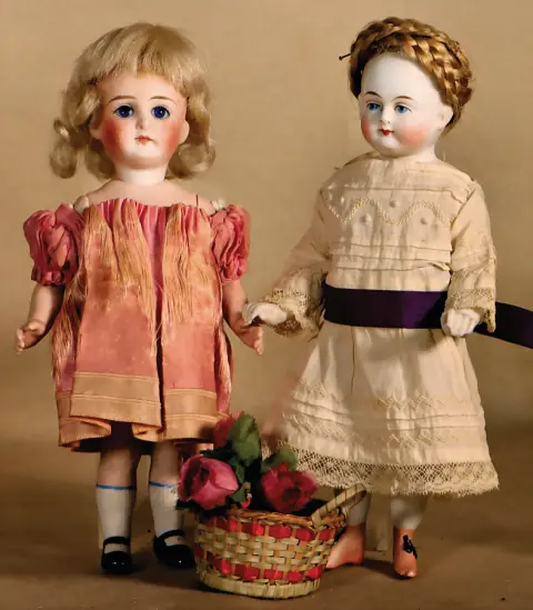 2 petites poupées en biscuit