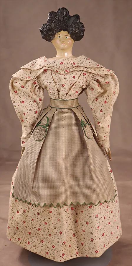 Poupée de mode en papier mâché