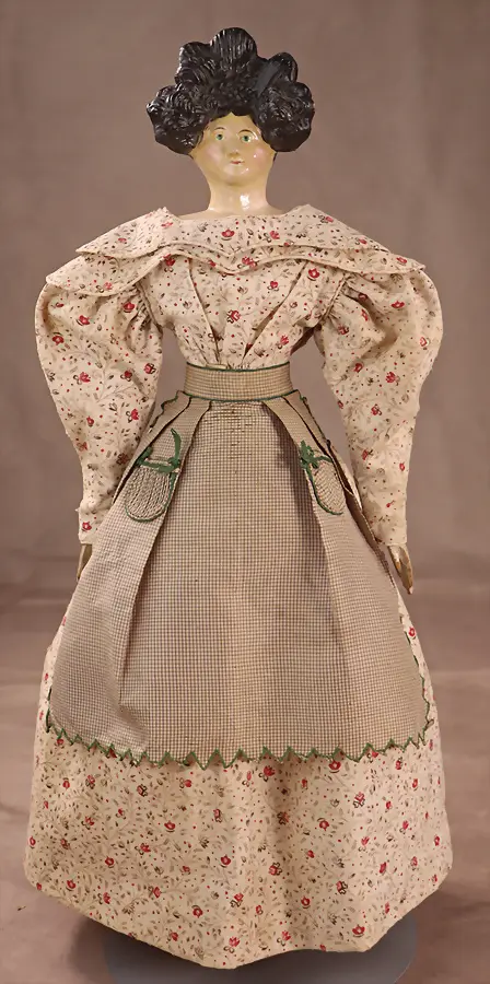 Poupée de mode en papier mâché