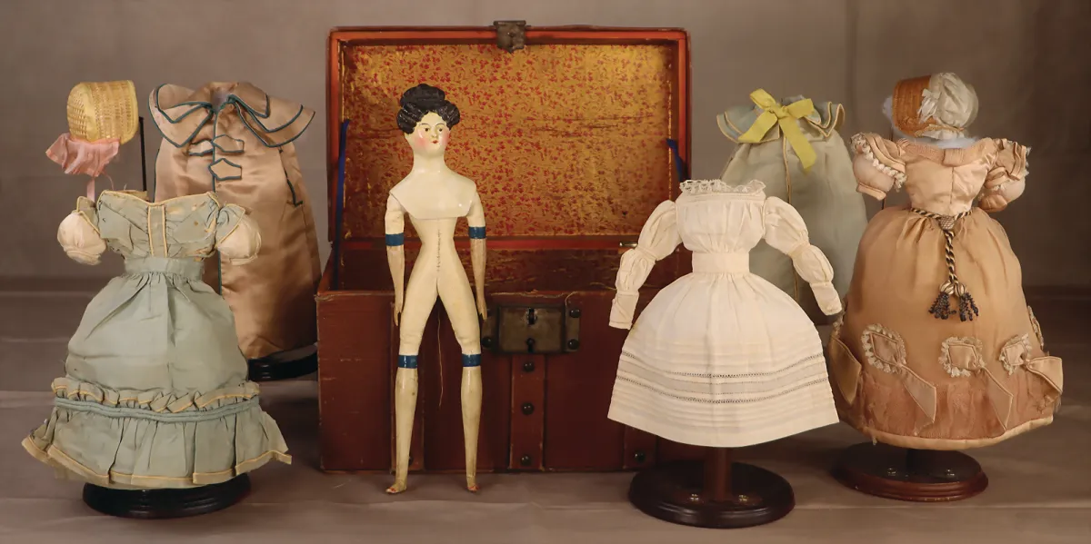 Très belle poupée ancienne en papier mâché à buste, coiffure noire finement modelée