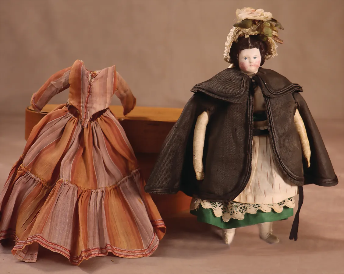 Petite poupée ancienne en papier mâché dans boîte en bois