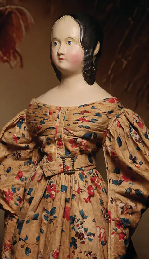 Poupée représentative précoce en papier mâché vers 1850 avec une aura impressionnante