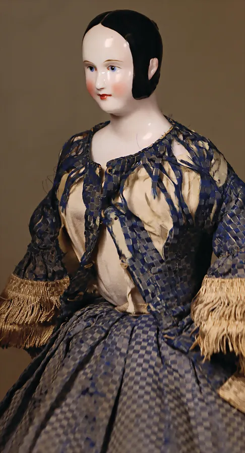 Poupée biedermeier à tête de porcelaine