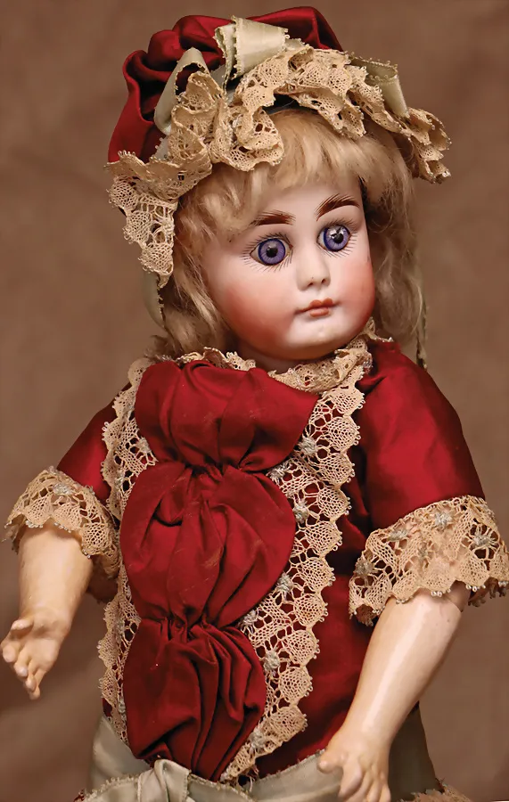 Poupée à tête en porcelaine biscuit