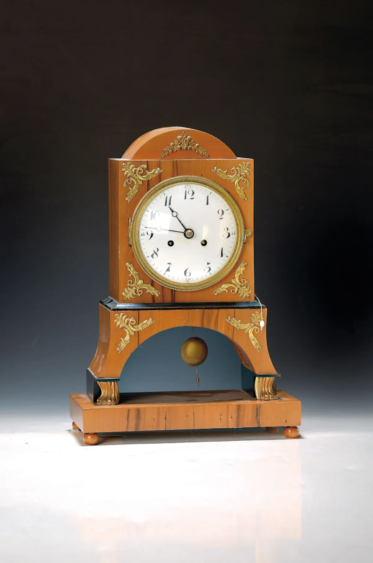 Pendule de table, Empire, Allemagne du Sud vers 1840, placage bois fruitier, pieds en pattes à l'avant
