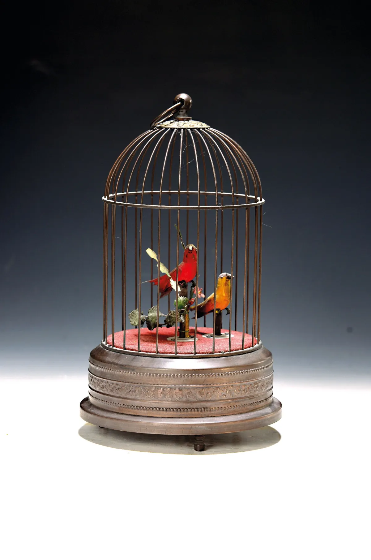 Automate à oiseau chanteur, fin 20e s., boîtier en forme de cage, socle orné,