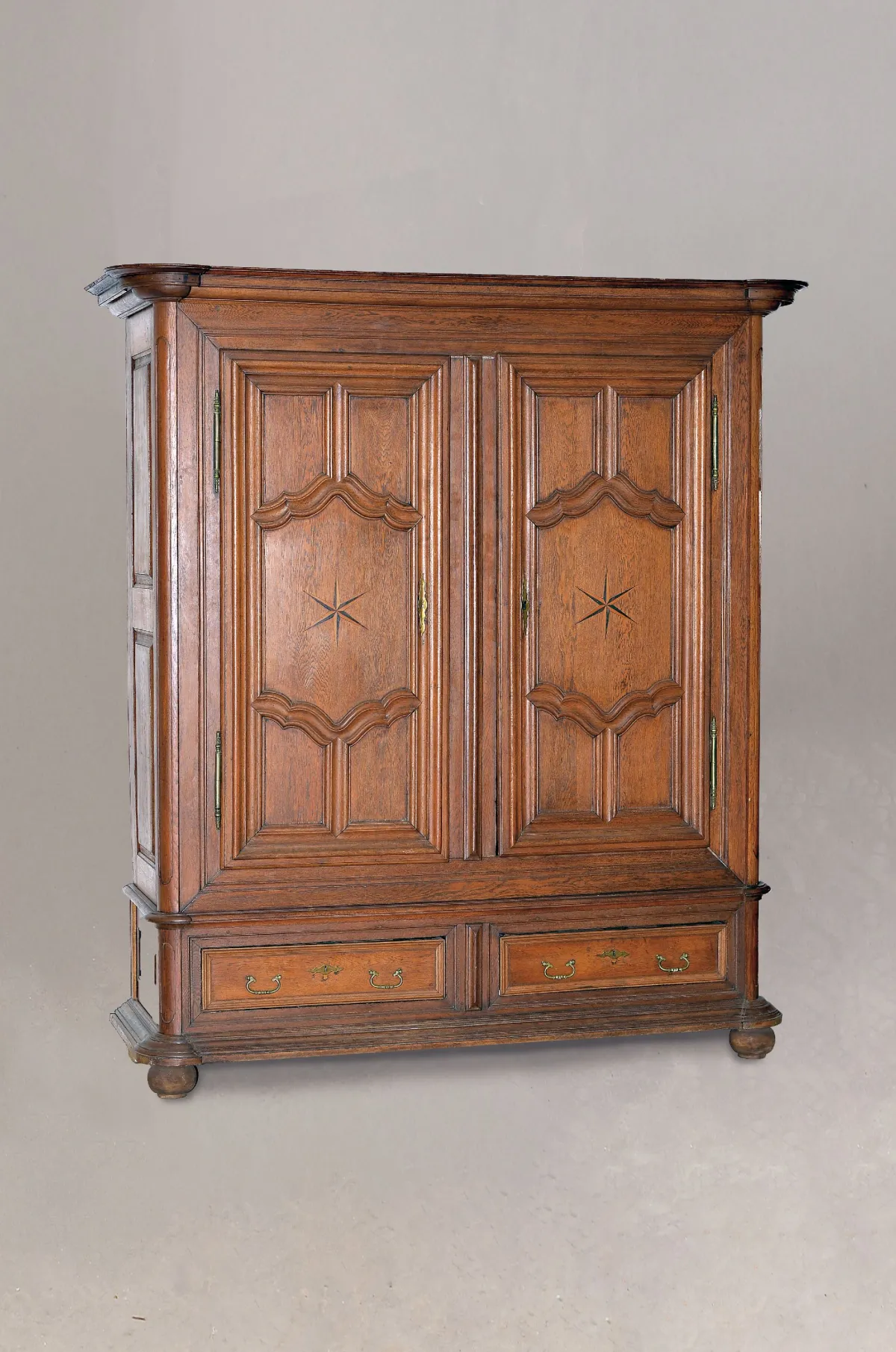 Large hall cupboard, probably Alsace/Palatinate, around 1770/80, solid oak, two doors, two