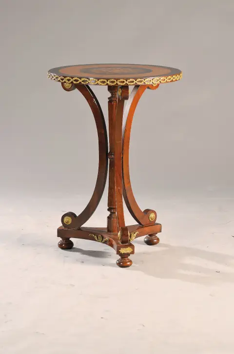 Table d'appoint, France, style Empire, richement marquetée, plateau à motif floral
