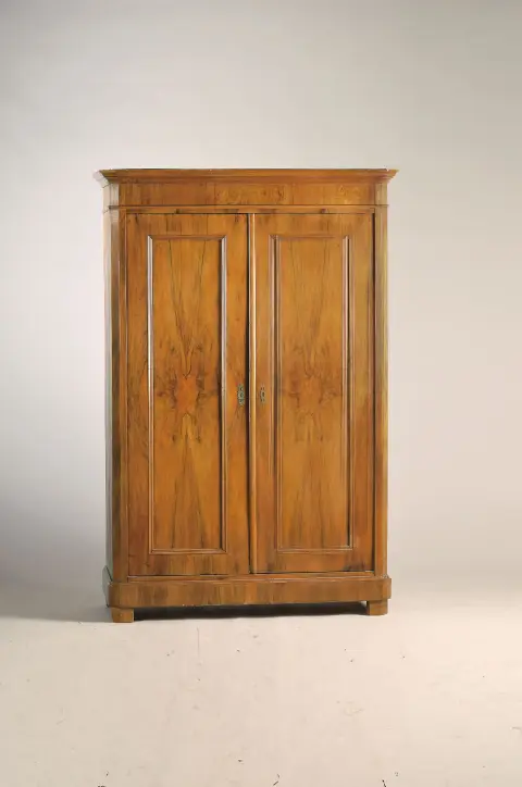 Armoire Gründerzeit, vers 1880, noyer, deux portes à cadre, flanquée de