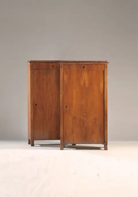 Paire d'armoires Biedermeier, vers 1830/40, placage de merisier, une porte et tiroir,