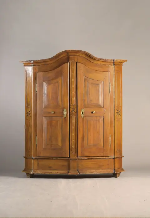 Armoire baroque à étoiles marquetées, vers 1780, merisier, deux portes, caissonné