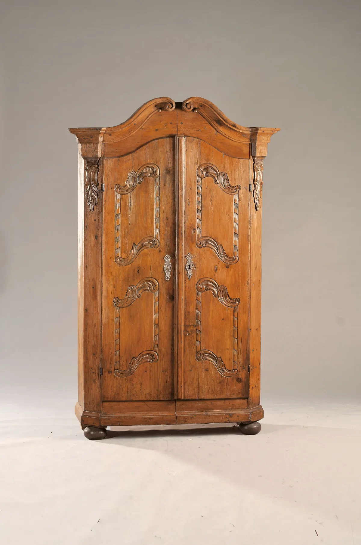 Zweitüriger Bauernschrank, Tegernsee, 18. Jh., wohl Fichtenholz, geschnitzt,