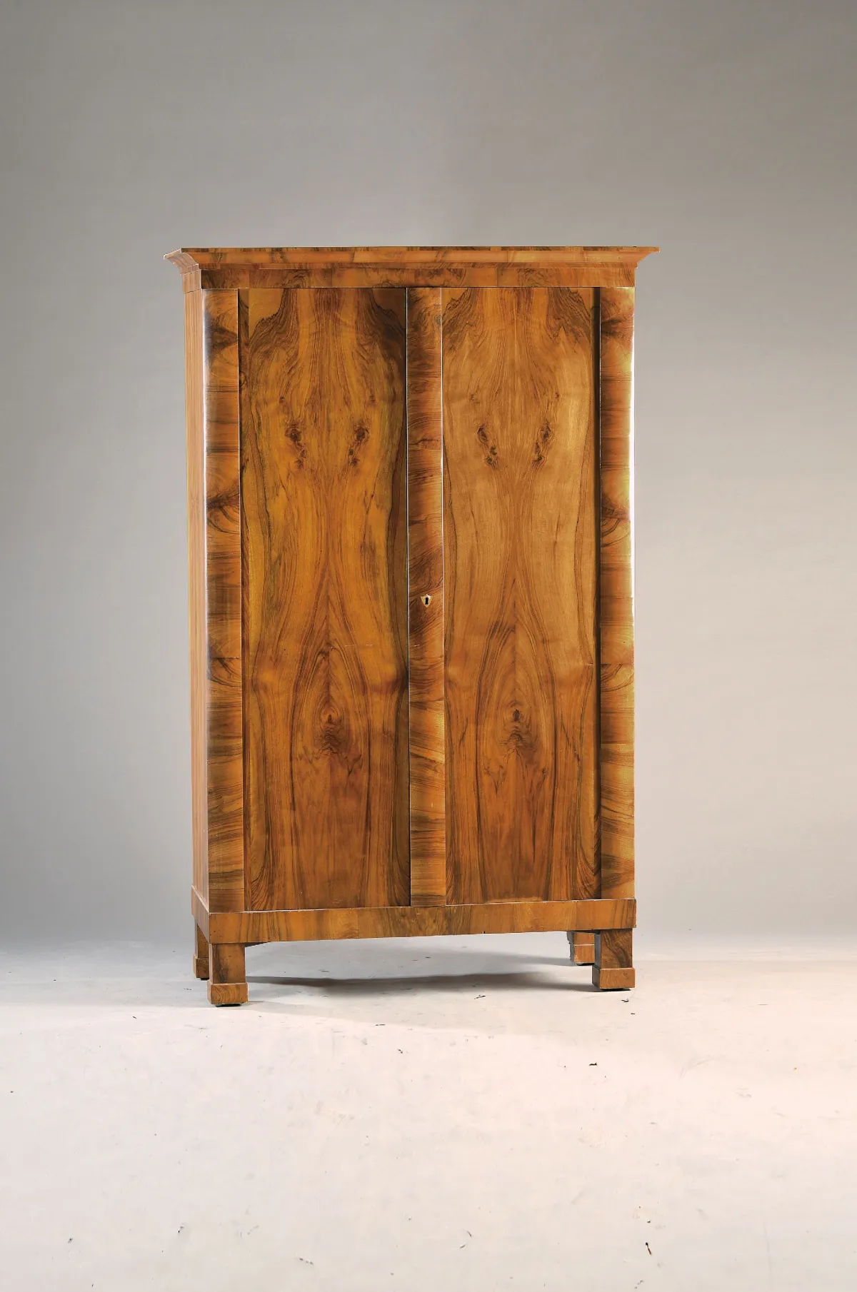 Biedermeier wardrobe, Austria circa 1820/30, walnut veneer on softwood, pilasters