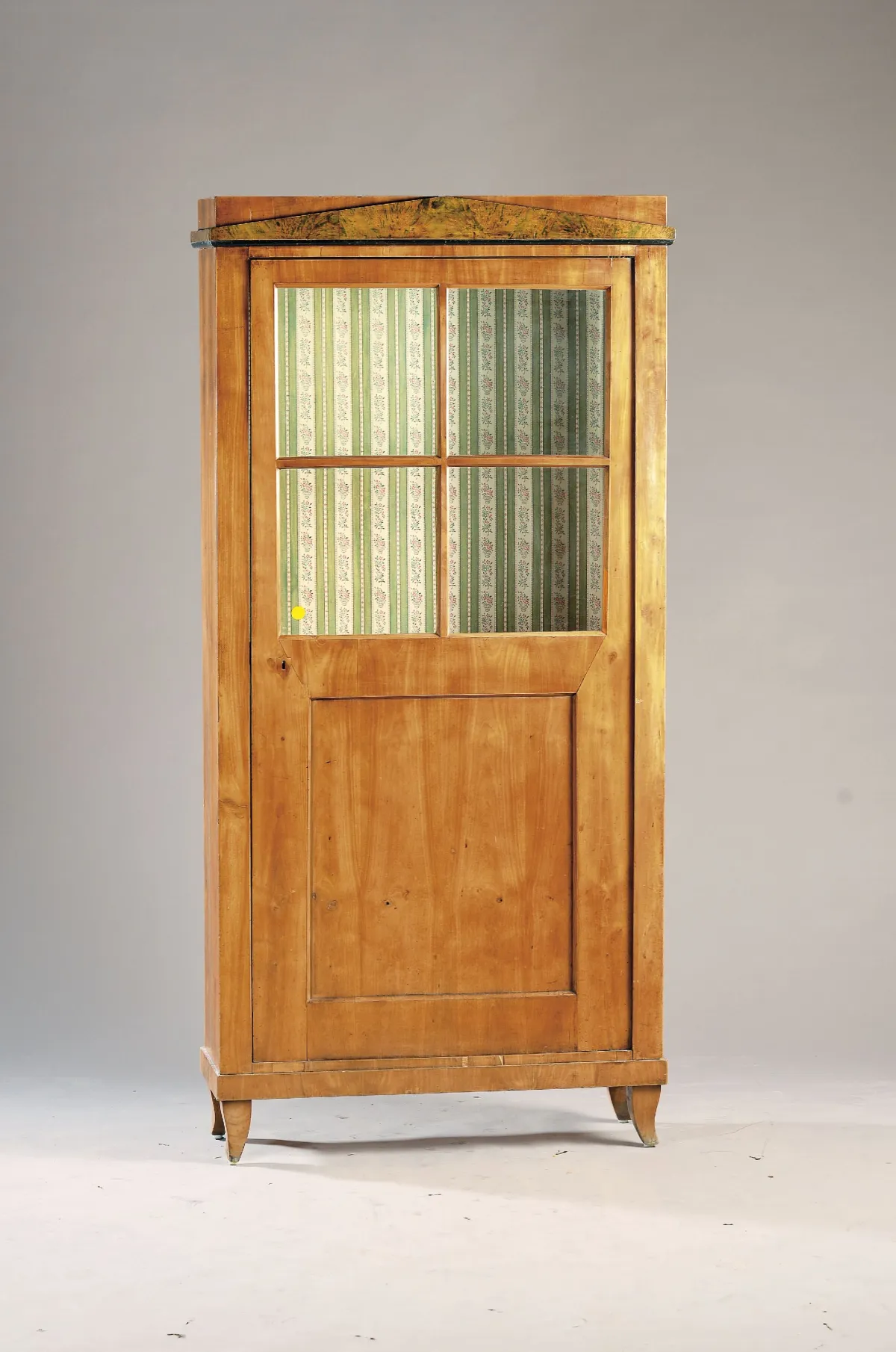 Vitrine, Biedermeier, ca. 1830, notenhouten fineer, deels massief, poten licht uitlopend