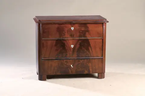 Commode Biedermeier, vers 1830/40, placage d'acajou, 3 tiroirs, surface détachée