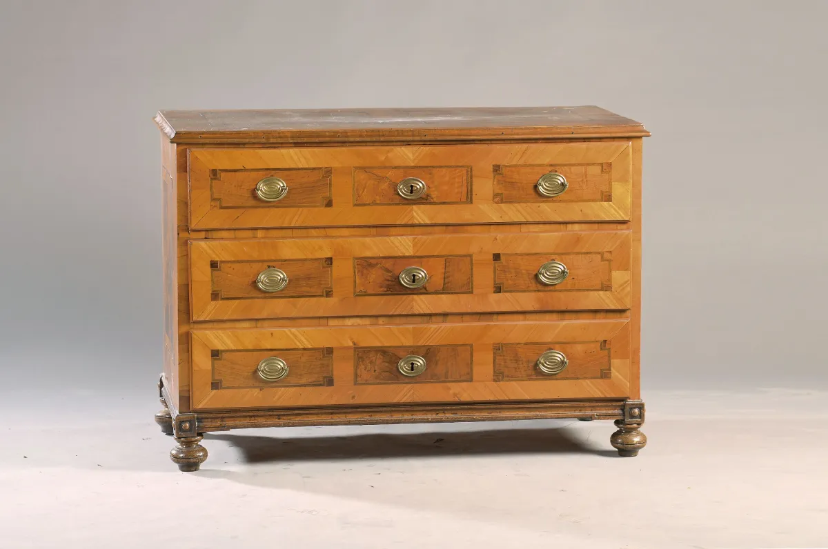 Commode, style Louis XVI, vers 1760/70, placage de noyer, panneaux et incrustations de bandes, trois