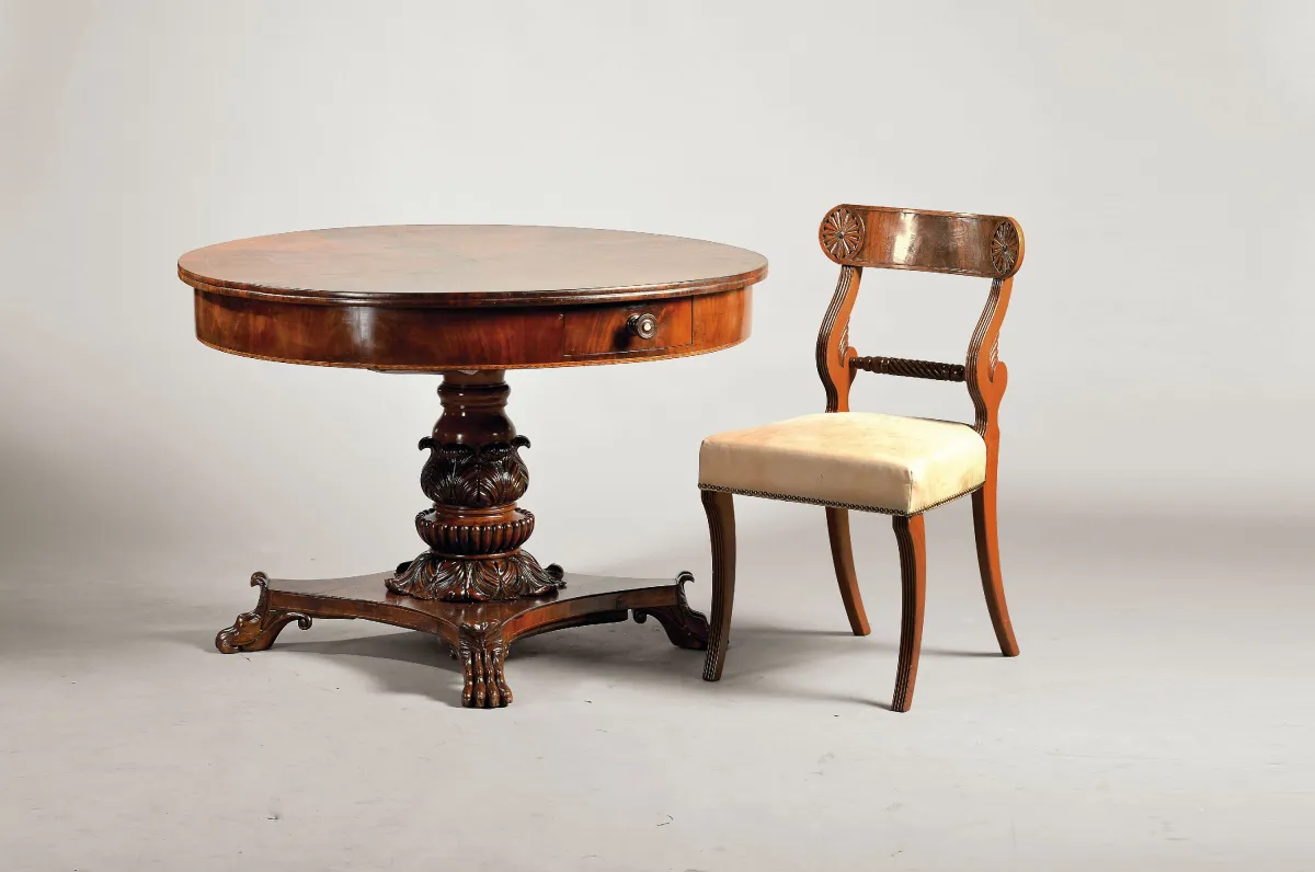 Table et six chaises, 19e s., acajou massif, dossiers en acajou pyramidal