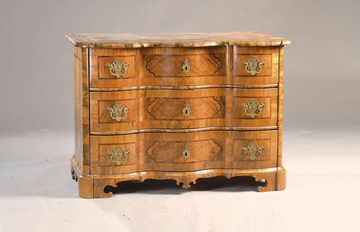 Commode baroque, sud-allemande, vers 1760/80, placage de noyer, éléments décoratifs en bois fruitier