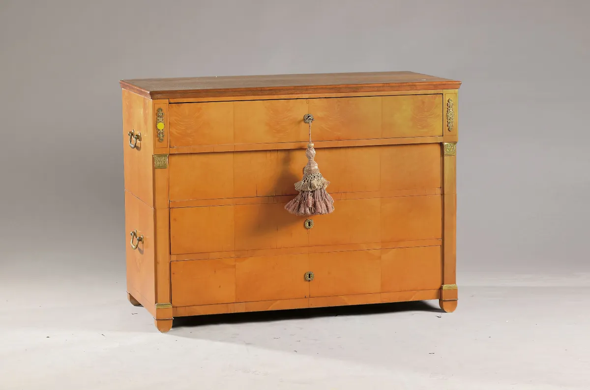 Commode Biedermeier, allemande, 19e s., placage de merisier, quatre tiroirs, dorée