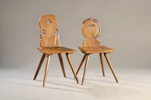 5 chaises à dossier plein, sud-allemandes, début 19e s., chêne, dossiers sculptés variés