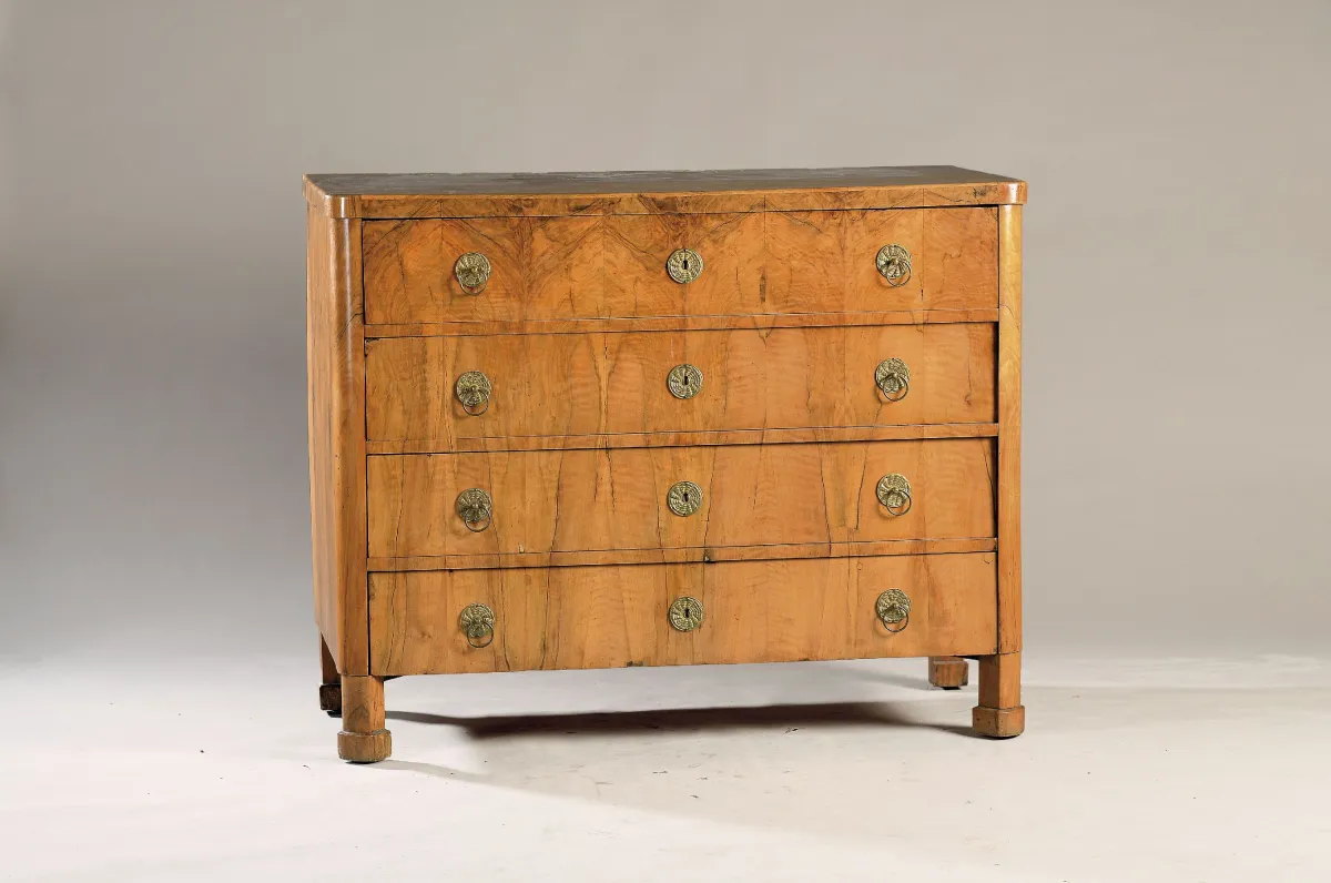 Großer Biedermeier-Kommode, 19.Jh., Nußbaumfurnier, z.T. massiv, 4 Schublade,